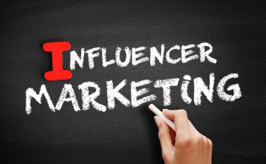 Blackboard üzerinde Influencer Pazarlama metni