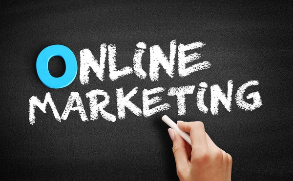 Online-Marketing-Text auf Tafel — Stockfoto