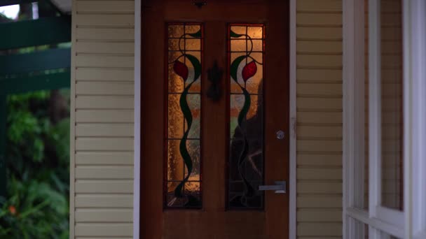 Γυάλινη πόρτα σε ένα σπίτι. — Αρχείο Βίντεο