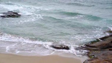 Okyanus dalgaları kumsala vurdu..