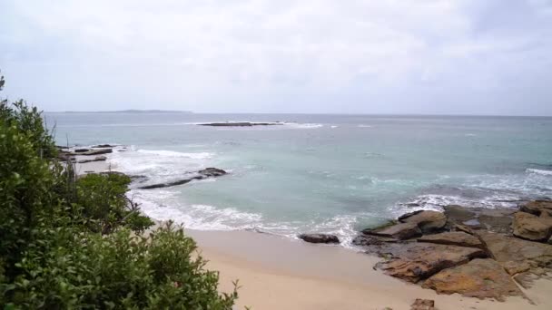 Schöner Meeresstrand unter grauem Himmel — Stockvideo