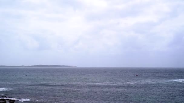 Horizonte oceánico bajo un cielo gris — Vídeos de Stock