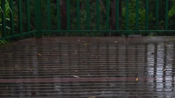 Дерев'яна палуба мокра з падаючими краплями дощу . — стокове відео