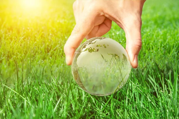 Frau hält Globus in der Hand — Stockfoto