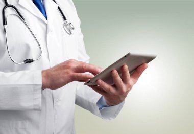 Doktor dijital tablet, yakın çekim yakın çekim görünümünü kullanma 