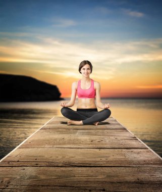 genç kadın yoga gerçekleştirme yerleştirmek 