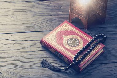 Kutsal kitap ve masa üstündeki