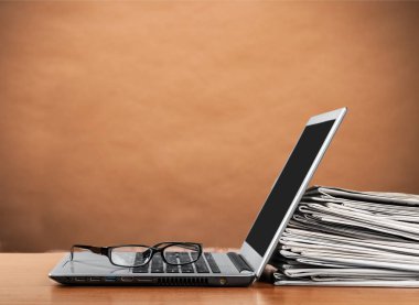 Laptop ve Gazeteler siyah gözlük ans yığını 
