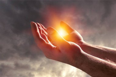 Bir insan üzerinde arka plan bulanık dua eller