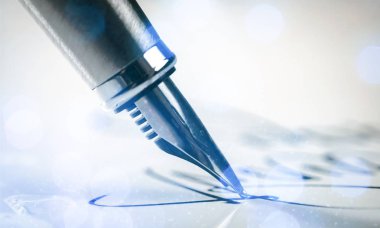 El yazısı, yakın çekim görünümünde dolma kalem 