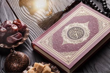 Kutsal kitap ve masa üstündeki