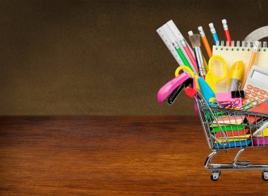 Alışveriş sepeti içinde okul Kırtasiye kompozisyon