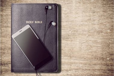  Kutsal İncil kitap ve tablo smartphone 