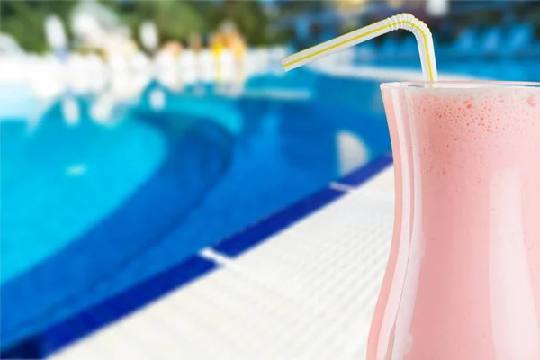 Cocktail à beira de uma piscina de resort . — Fotografia de Stock
