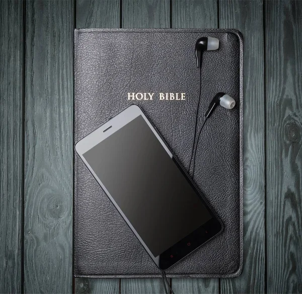 Libro Sagrada Biblia Smartphone Mesa —  Fotos de Stock
