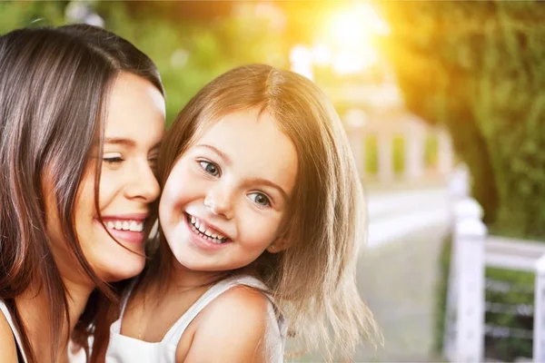 Mutter und Tochter umarmen — Stockfoto