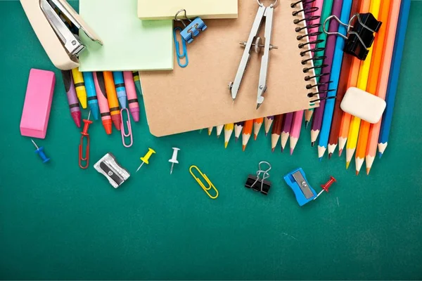 Skolan Brevpapper Sammansättning Grön Bakgrund — Stockfoto