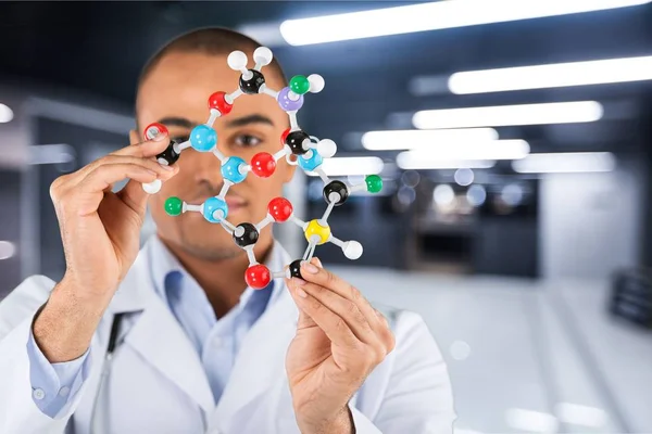 Forskare håller molekyl form — Stockfoto