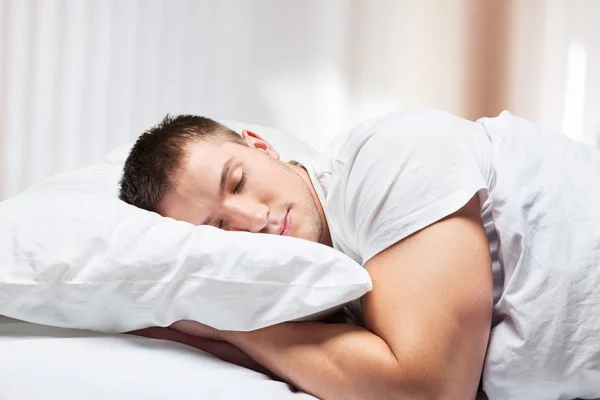 Mann schläft im Bett — Stockfoto