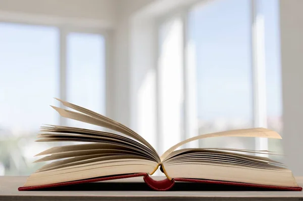 Libro Abierto Sobre Mesa Aislado Sobre Fondo — Foto de Stock