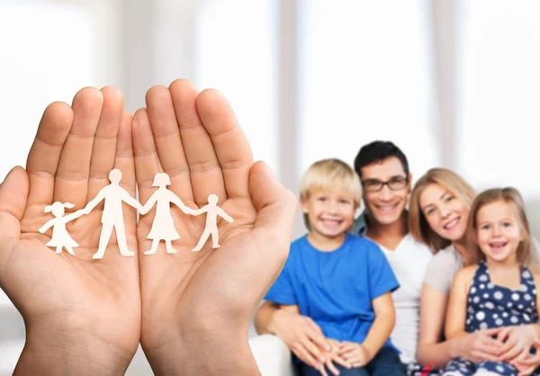 Giovane Famiglia Casa Sorridente Alla Macchina Fotografica — Foto Stock