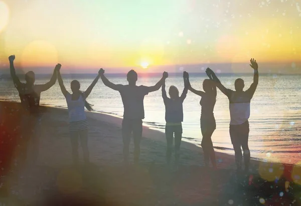 Amigos festejando na praia — Fotografia de Stock