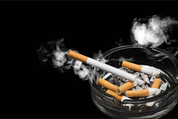 Kül Tablası Füme Sigara Yakından Görmek — Stok fotoğraf