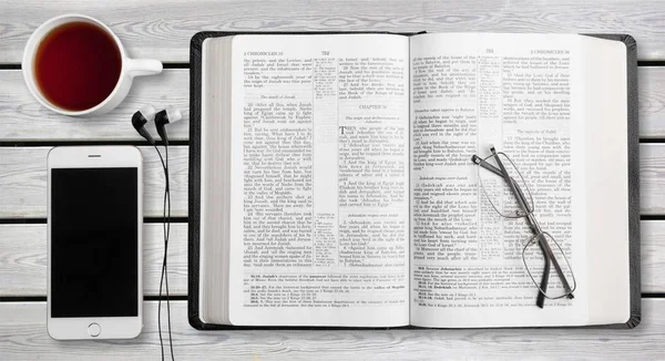 Libro Sagrada Biblia Con Smartphone Segundo Plano — Foto de Stock