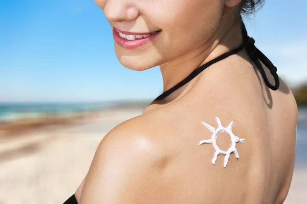 Молода Жінка Пляжі Символом Сонця Крему — стокове фото