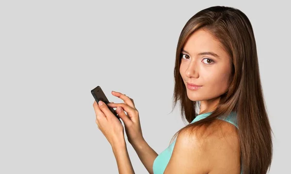 Leuke vrouw met behulp van telefoon — Stockfoto