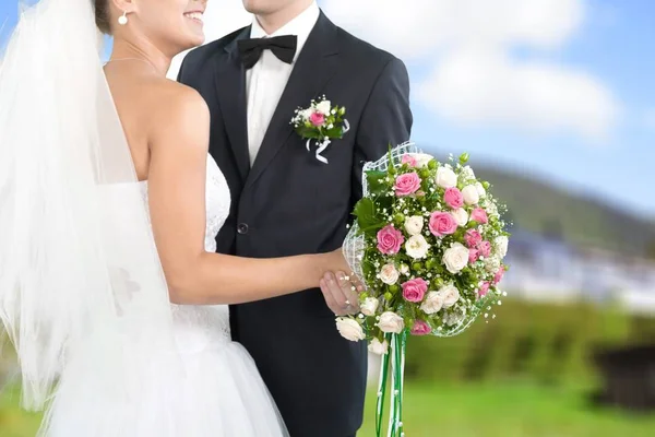 Junges Hochzeitspaar — Stockfoto