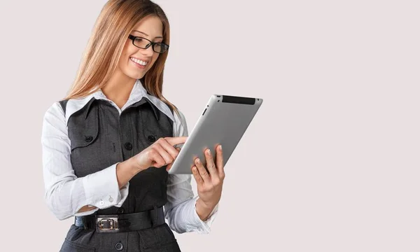Businesswoman holding tablet pc — Stock Photo, Image