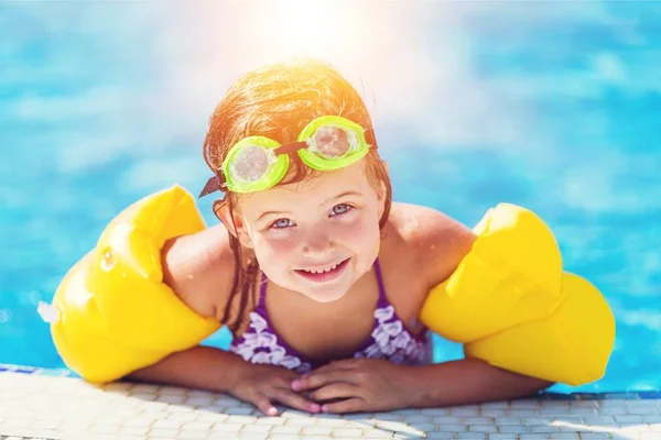 Meisje op het zwembad — Stockfoto