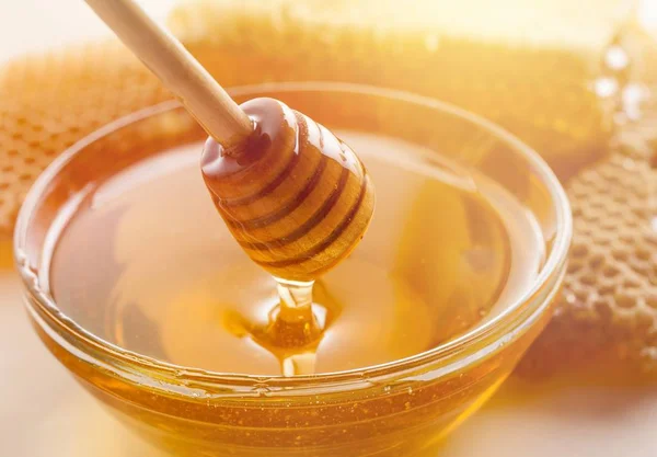 Wooden Honey Dipper Honey Glass Bowl — Stock Photo, Image