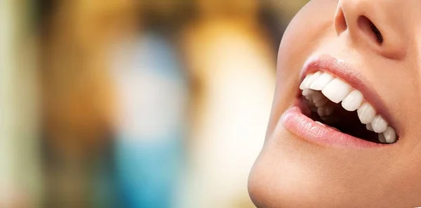 Nő, egészséges fehér fogak — Stock Fotó