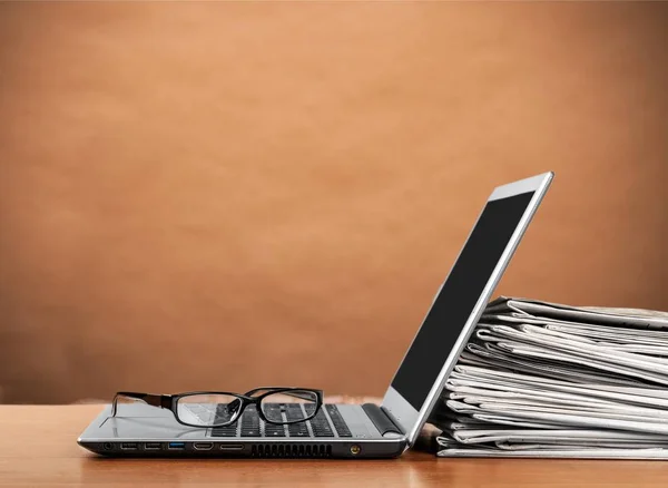 Laptop Black Glasses Ans Stack Newspapers — Stock Photo, Image