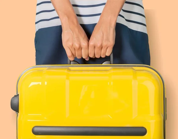 Frau mit Reisetasche — Stockfoto