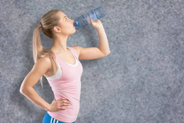 Mujer agua potable — Foto de Stock