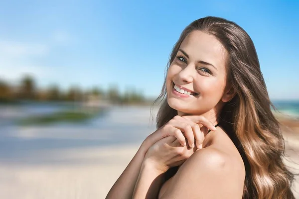 Mujer relajante de vacaciones — Foto de Stock