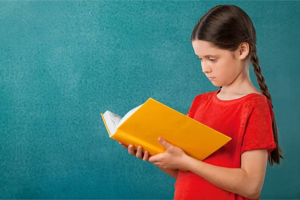 Söt Liten Flicka Läser Bok — Stockfoto