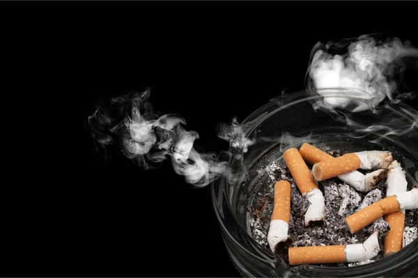 Hamutartó Füstölt Cigaretta Kiadványról — Stock Fotó