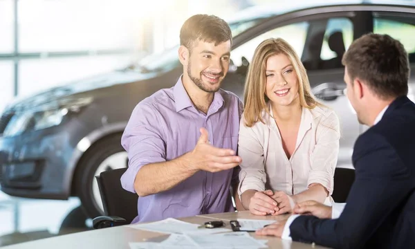 Feliz pareja con concesionario de coches — Foto de Stock