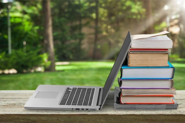 Pilha Livros Com Laptop Mesa — Fotografia de Stock