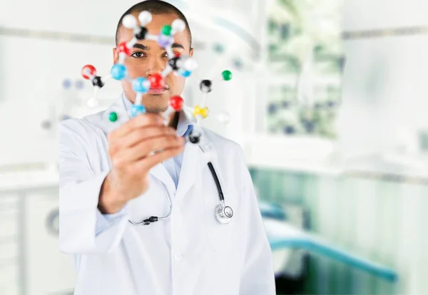 Cientista segurando forma de molécula — Fotografia de Stock