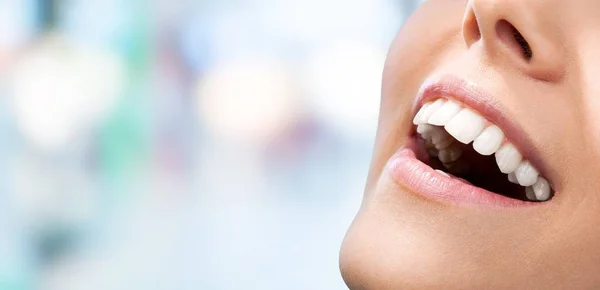 Frau mit gesunden weißen Zähnen — Stockfoto