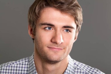 Genç yakışıklı emin adam, kapatmak