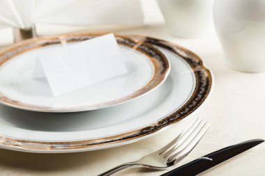 Tablo ayarı ile yer tutucu plaka üzerinde