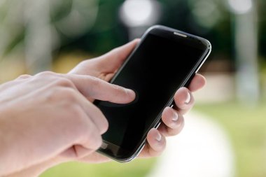 Akıllı telefonlu erkek eller