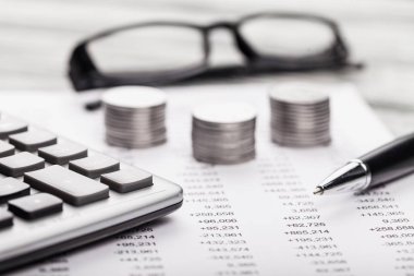 hesap makinesi ve gözlük ve kalem tablo içeren belgeler