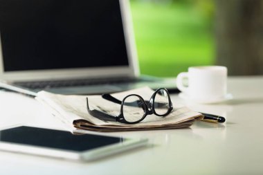 katlanmış gazete ve gözlük yakından görmek 